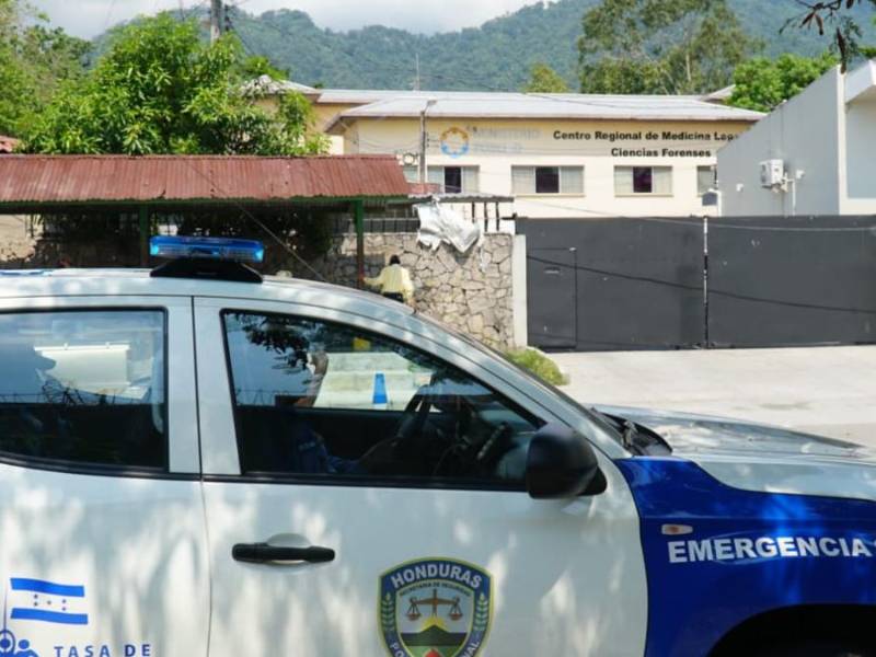 Una patrulla de la Policía frente a la morgue de San Pedro Sula.