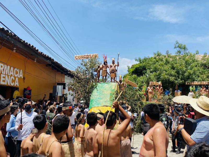 Un colorido desfile, en el que predominaron bellos vestidos típicos, carrozas y bandas musicales, protagonizaron estudiantes de Gracias y las comunidades más representativas de la cultura lenca