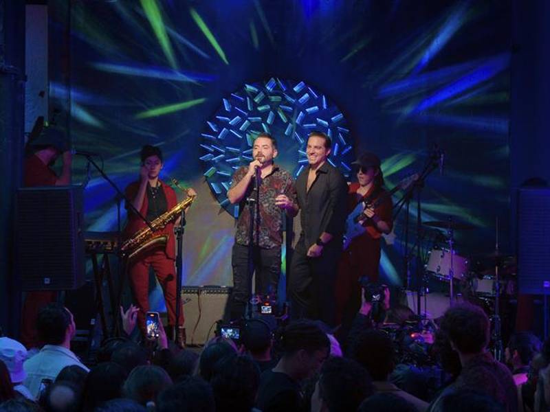 Fotografía cedida por la plataforma Vix de José Eduardo y Vadhir Derbez en la serie ‘Par de ideotas’.