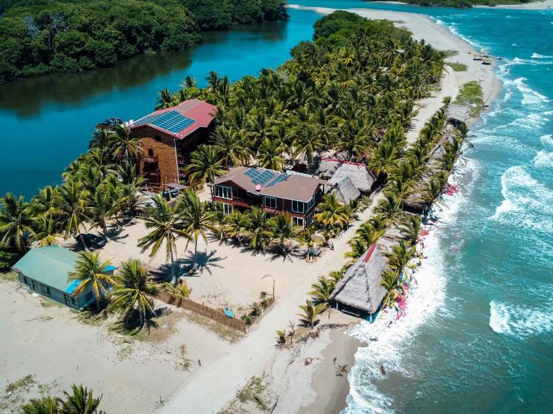 La playa se ha visto más afectada justo en el tramo más poblado de la aldea garífuna de Miami. Esta comunidad asienta en la estrecha barra que divide a la laguna Los Micos y el mar Caribe.