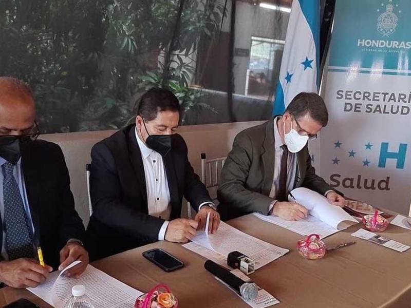 El Secretario de Salud, José Manuel Matheu, el representante de Hope Walks Jai Sarma, el Director Ejecutivo de CASM, Nelson García Lobo, firmaron convenio para implementar el programa Pie Equinovaro “Camino de Esperanza” para tratamiento gratuito.