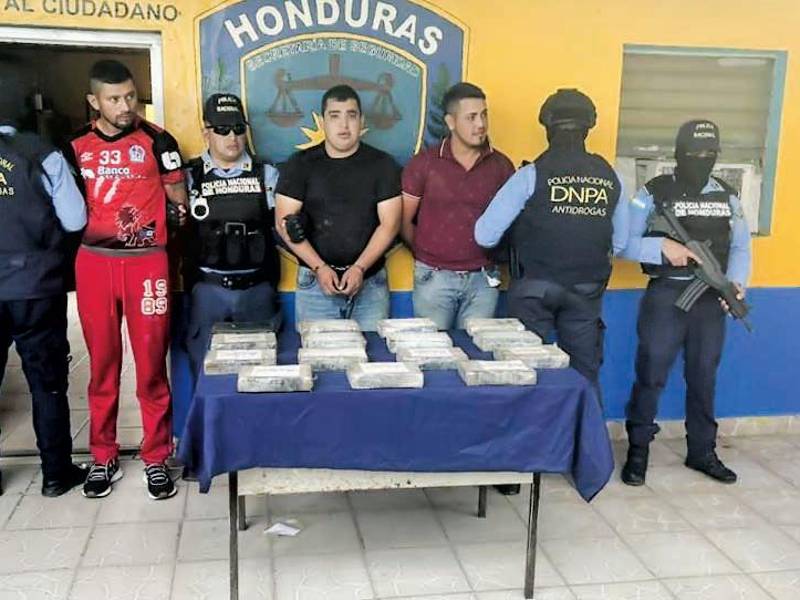 Los tres capturados junto a los 15 kilos de cocaína decomisados en la casa en El Paraíso.