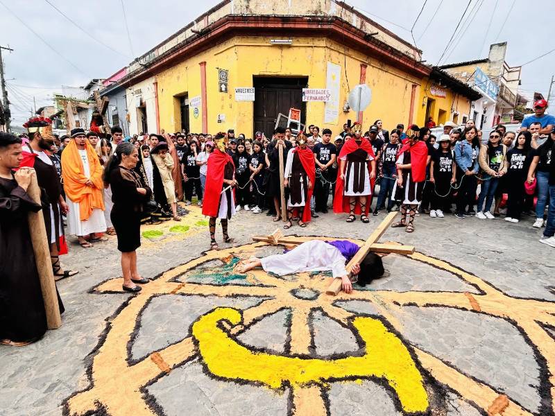 En esta mañana de Viernes Santo, los fieles católicos de Santa Rosa de Copán se congregaron en las calles de la ciudad para conmemorar la pasión y muerte de Jesucristo.