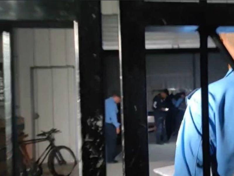 Policías de Honduras en la escena del crimen.