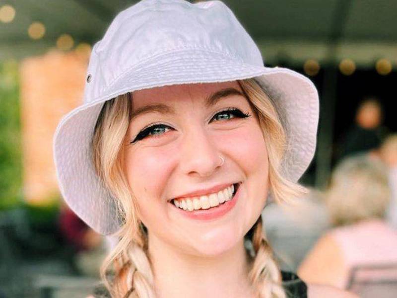 Autoridades estadounidenses saludaron el heroísmo de una maestra de escuela herida de bala por un niño de seis años, y explicaron que “salvó vidas” al evacuar a todos los menores de la clase antes de recibir atención médica.