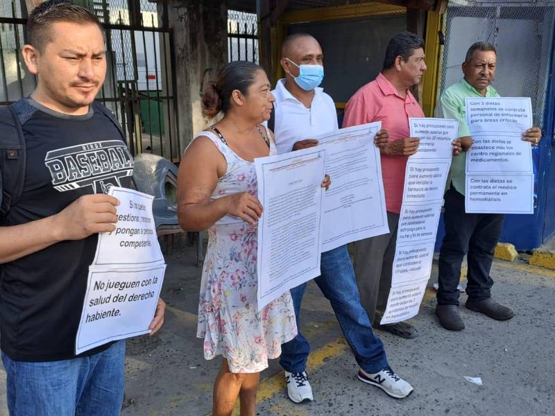 Pacientes renales realizaron un plantón este martes frente al hospital regional del Instituto Hondureño de Seguridad Social.
