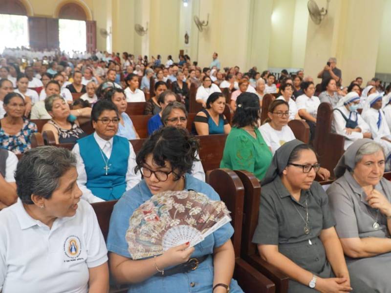 Feligresía católica durante la misa Crismal en la catedral San Pedro Apóstol de San Pedro Sula.