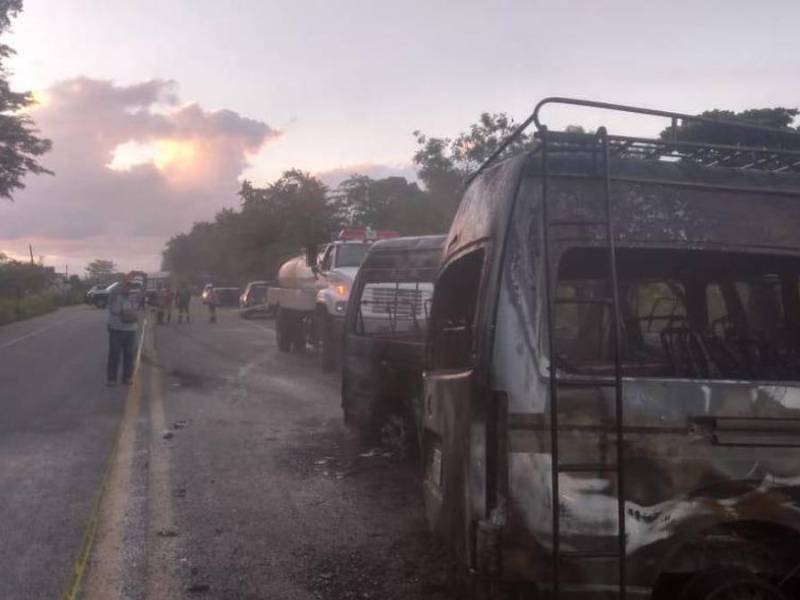 Los microbuses quedaron calcinadas casi en su totalidad.