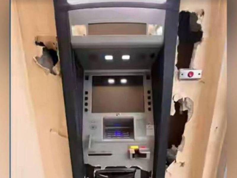 El sujeto dañó la pared donde está instalado el cajero automático.
