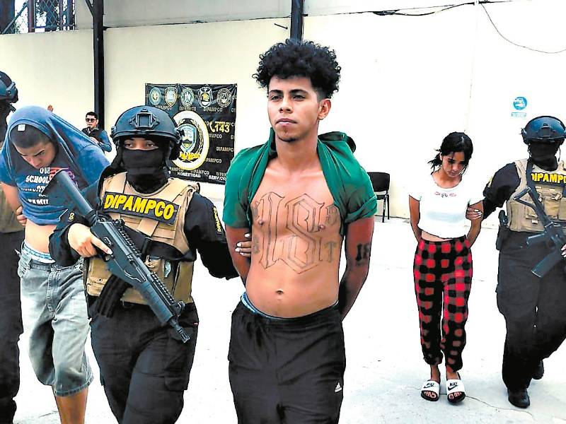 <b><span class=mln_uppercase_mln>caso.</span></b> Los tres pandillerosfueron remitidos a la Fiscalía.<span class=mln_uppercase_mln> </span>