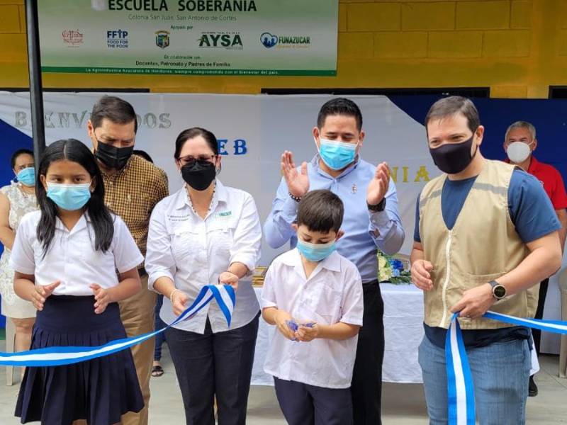 Elsa Osorto, directora ejecutiva de Funazucar, Carlos Coello, representante de Cepudo, representantes de la alcaldía y alumnos en el corte de cinta inaugural.