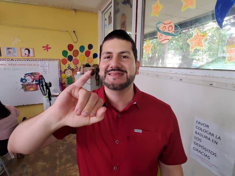 El alcalde de La Ceiba, Bader Dip, del Partido Liberal, se perfila para un segundo período tras imponerse en las elecciones generales del domingo frente a Valentín Vásquez, candidato del Partido Nacional. Con 176 de las 363 urnas municipales escrutadas, Dip acumula 15,585 votos contra 8,396 de su rival.