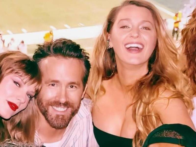 Taylor Swift con los esposos Ryan Reynolds y Black Lively en una fotografía de archivo.