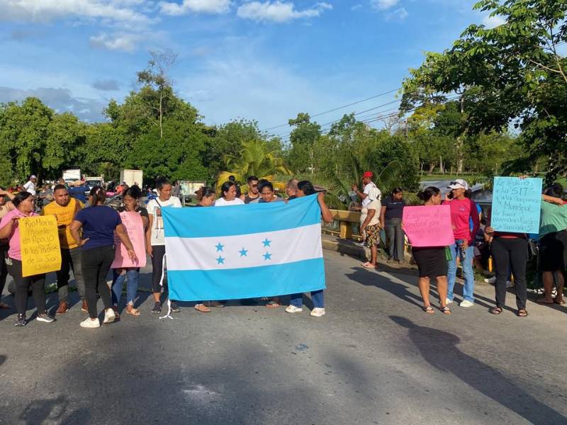Los padres de familia y los parientes del niño Steven Rodríguez protestaron la mañana de este jueves, exigiendo la colocación de reductores de velocidad en la carretera CA13 frente a la escuela.