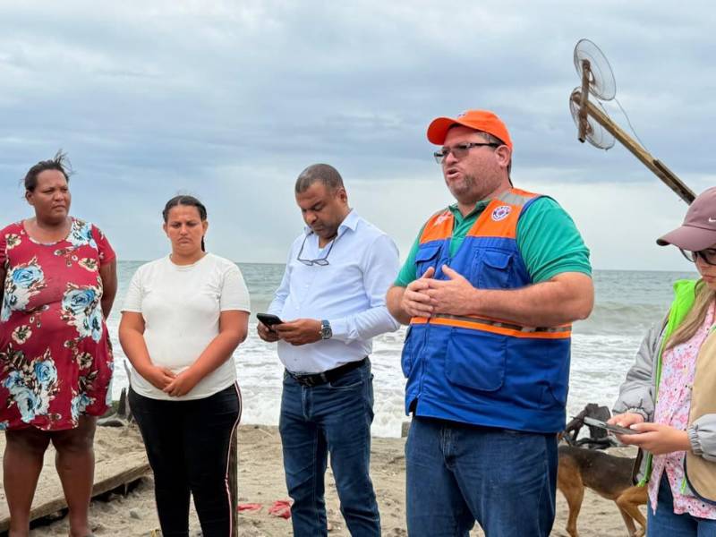 Una comitiva integrada por Copeco, el Codem y la Gobernación Política de Atlántida, evaluaron la gravedad de la crisis que enfrentan unas 75 familias en la colonia Dios con Nosotros de La Ceiba, debido a la erosión costera.