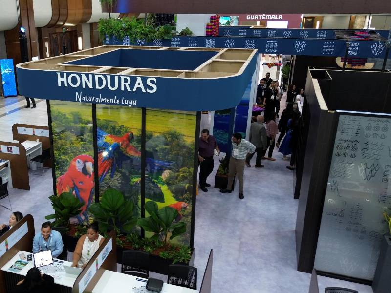 El stand de Honduras incluyó a emprendedores de tabaco, café y cacao, además de empresarios turísticos que mostraron el potencial, talento y belleza del país.