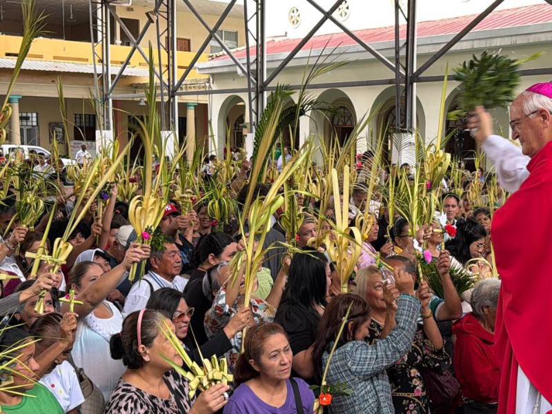 Monseñor emérito Ángel Garachana preside la bendición de ramos en San Pedro Sula.
