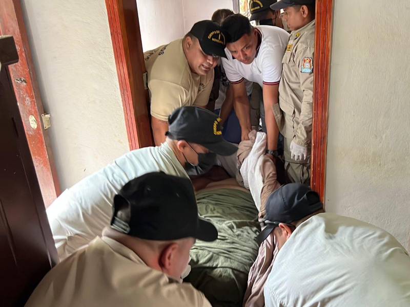 Sacar a Franklin de su habitación resultó todo un reto a para los miembros del Cuerpo de Bomberos, debido a su gran tamaño.