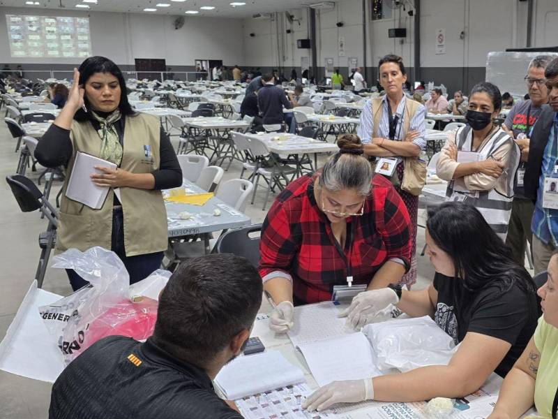 Según denunció la consejera Cossette López, el escrutinio especial de más de 2,000 actas debió haberse completado en un plazo de dos días.