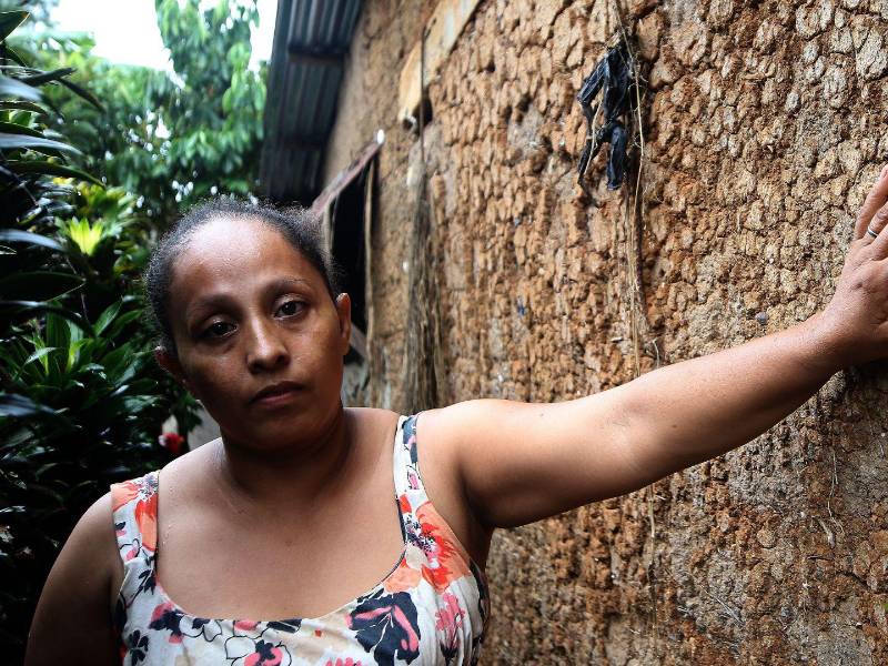 Lesly Flores, una pobladora del barrio Suyapa en Las Lajas, contó que en 2023 se salió de su casa porque temía que las paredes se cayeran por los sismos.
