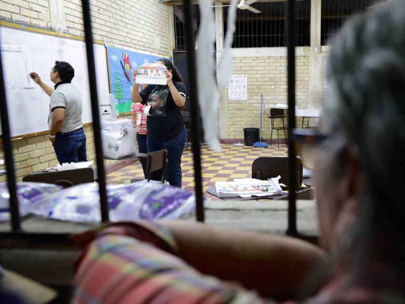 Delegados de una Junta Receptora de Votos en la capital, donde se vive una disputa cerrada, realizan el conteo de marcas.