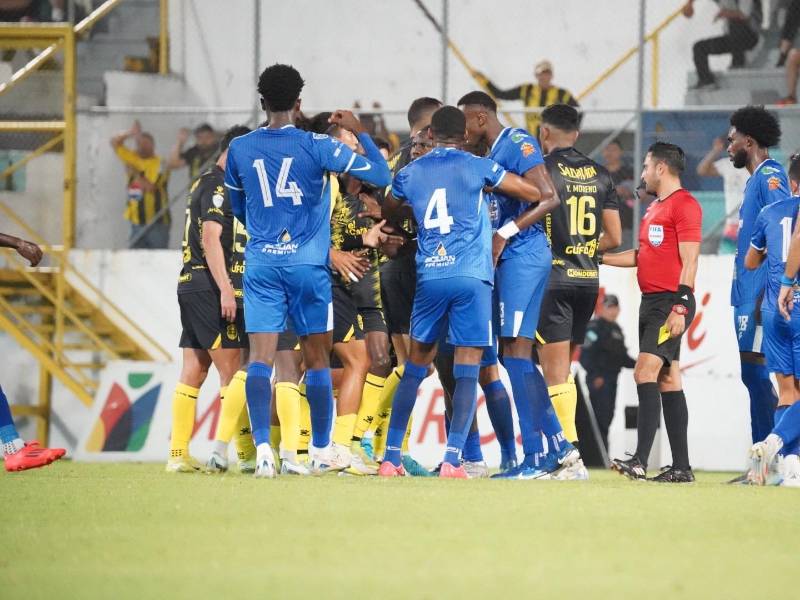 Durante algunos tramos del juego los futbolistas de Real España y Victoria cayeron en tensiones que detuvieron el partido por algunos minutos.