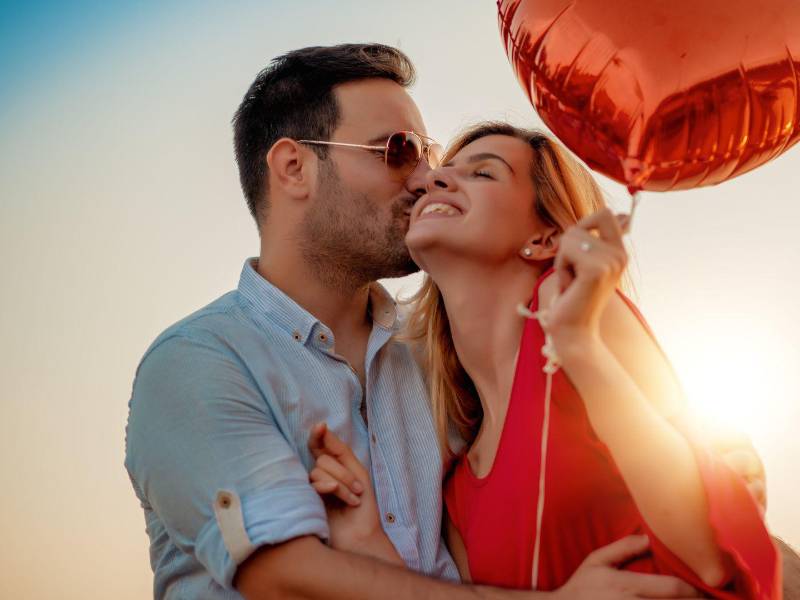 El enamoramiento libera dopamina, la sustancia asociada al placer y la motivación, según la neurocientífica Helen Fisher, investigadora del Instituto Kinsey.