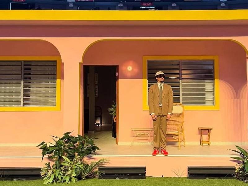 La 'casita' es una réplica de una vivienda tradicional puertorriqueña que el artista utiliza en la segunda parte del espectáculo de 'Debí tirar más fotos tour'.