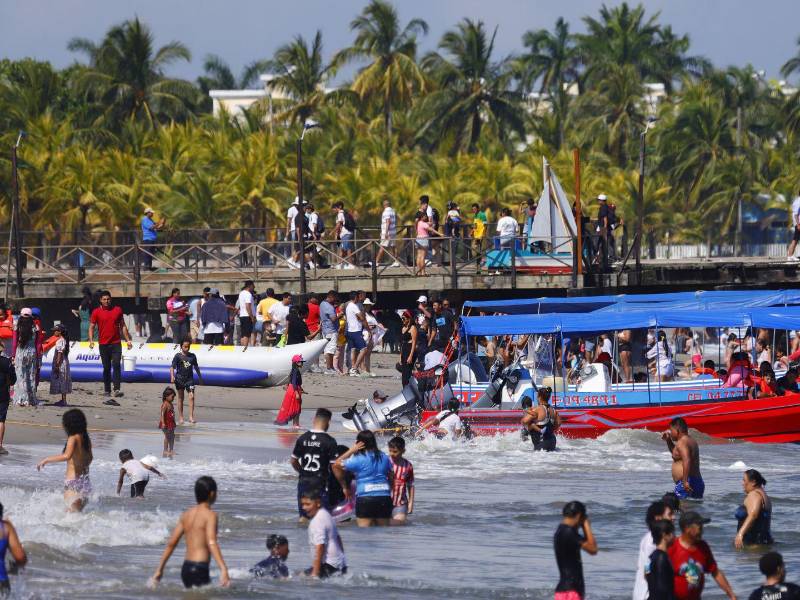 Las playas lucieron repletas de personas que se desplazaron en familia para disfrutar del feriado.