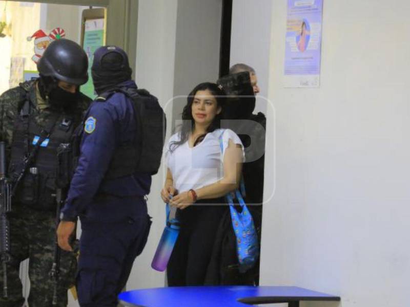 La exfiscal Francia Sofía Medina fue llevada el martes a la sala de audiencias, luego de haber seguido la semana pasada su juicio por videoconferencia.