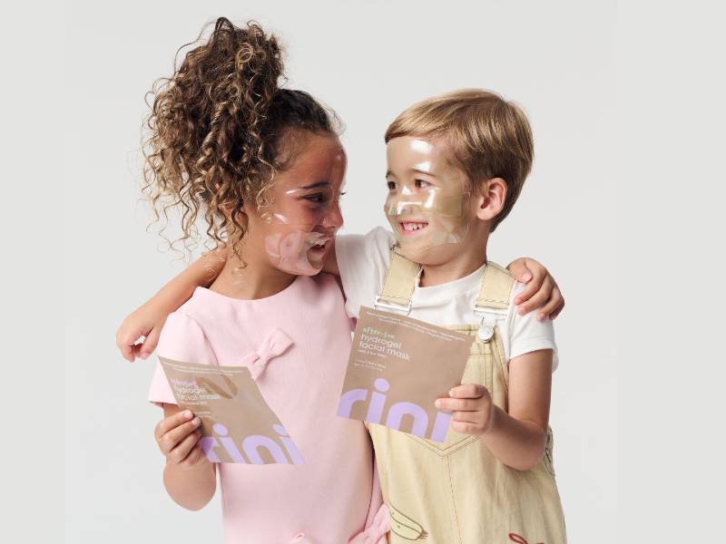 Imaginería de mercadotecnia publicada por Rini de niños con mascarillas generó fuertes reacciones entre los padres.