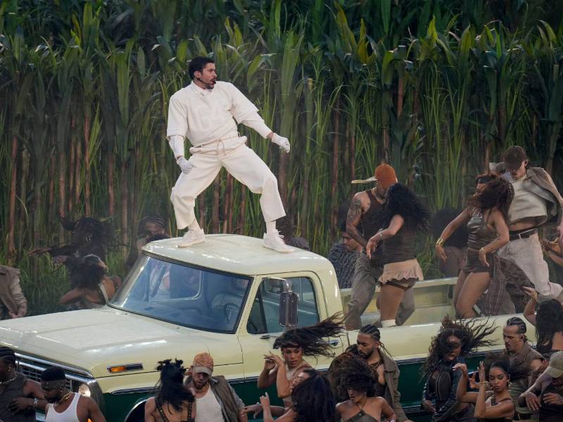 Bad Bunny se presenta con una camiseta con el número 64 durante el espectáculo de medio tiempo del Super Bowl LX en el Levi's Stadium de Santa Clara, California, el 8 de febrero de 2026.