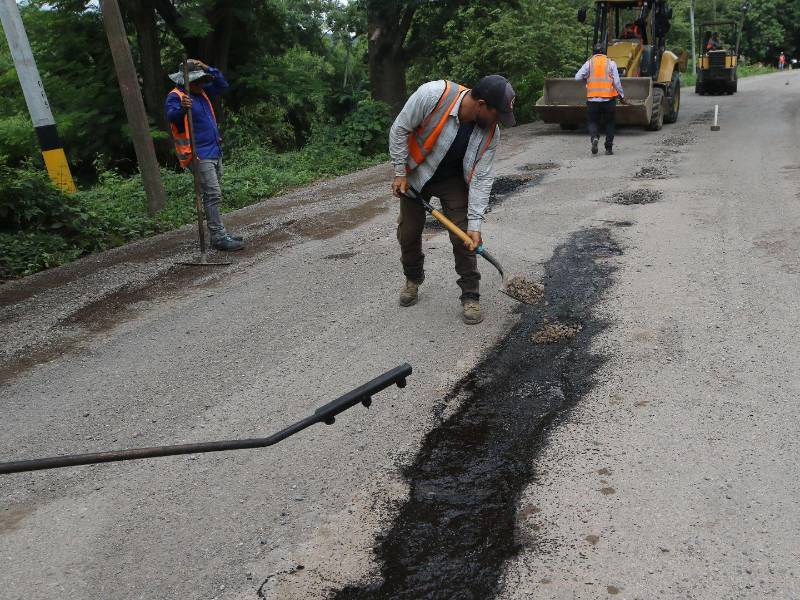 La empresa Prodecon ganó la licitación para el mantenimiento de 12.5 kilómetros en la carretera de San Jerónimo a La Libertad. En la imagen se observa el bacheo que realizaban los trabajadores en la obra.