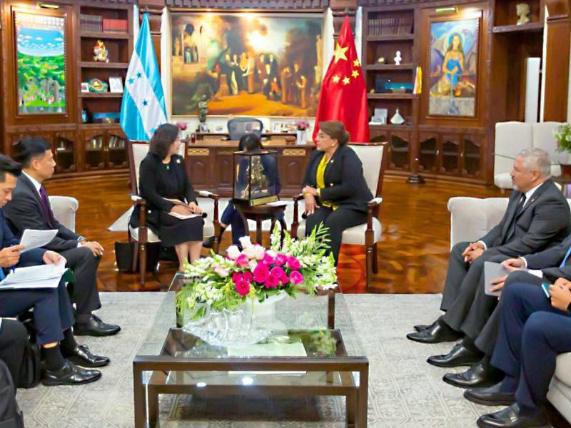 Xiomara Castro sosteniendo un encuentro en Casa Presidencial con la viceministra de Relaciones Exteriores de la República Popular China, Hua Chunying, en donde dialogaron sobre temas de interés y colaboración.