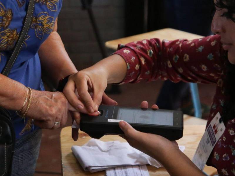 En algunos centros educativos, los ciudadanos reportaron que tuvieron que leerles hasta dos o tres veces las huellas para poder comprobar su identidad. Muchas veces, costaba que el lector del biométrico reconociera las huellas dactilares.