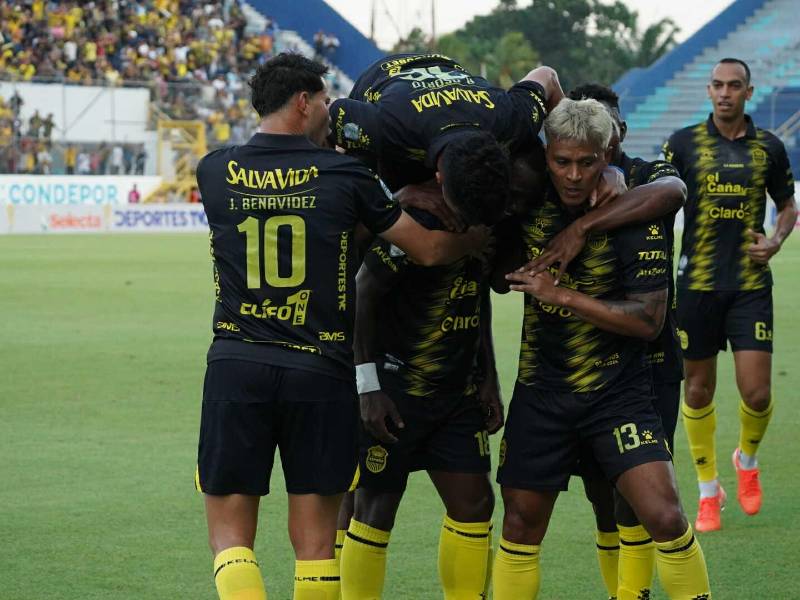 Darixon Vuelto celebra su anotación junto a sus compañeros de Real España.