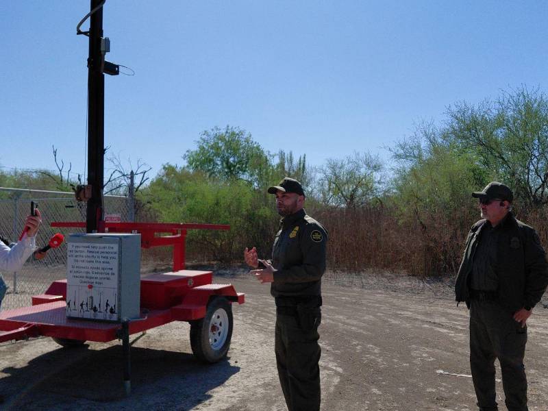 El agente Manuel Muñoz explica el uso del botón para pedir ayuda.