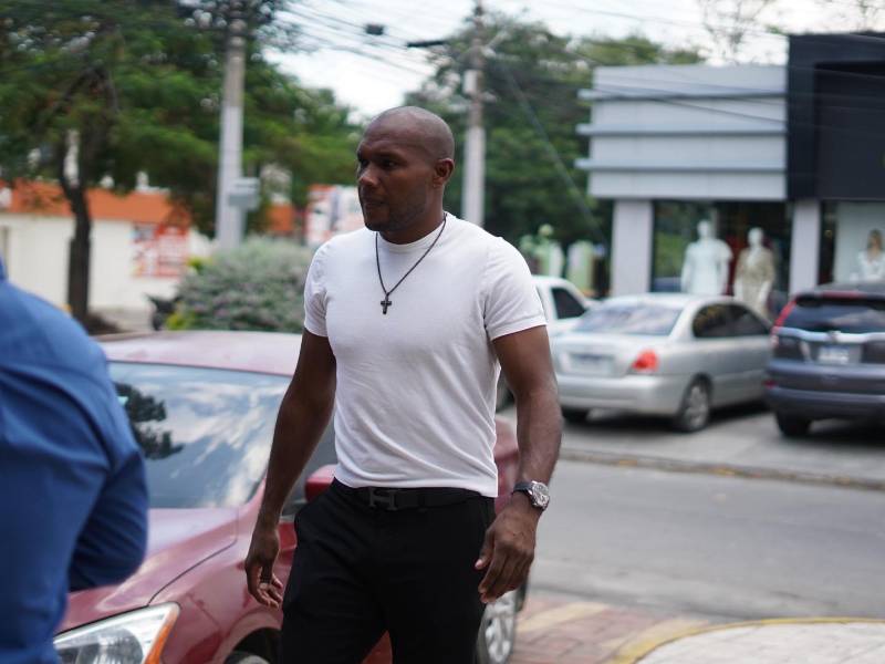 Juan Anangonó llegó puntual a la cita para dar su conferencia de prensa ofreciendo disculpas públicas a Alexy Vega.