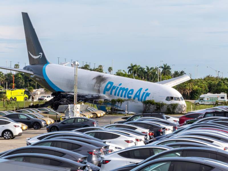 Un avión de carga de Amazon Prime Air fue captado este 6 de septiembre luego de que se saliera de pista y se estrellara tras aterrizar en el Aeropuerto Internacional de Miami, en Miami (FL, EE.UU.). EFE/D.A. Varela
