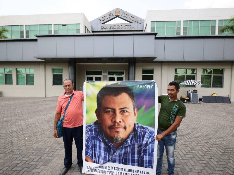 Un grupo de pobladores de Tocoa permaneció afuera del Palacio de Justicia este viernes, mientras se desarrollaba la audiencia inicial, exigiendo justicia por el asesinato del ambientalista.
