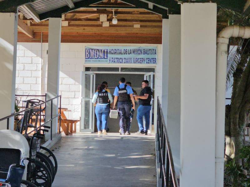 El hombre fue llevado herido de bala a un hospital cercano.