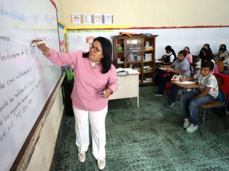 Más de 64 mil profesores de distintos niveles educativos en el sector público se verán beneficiados con los aumentos salariales.