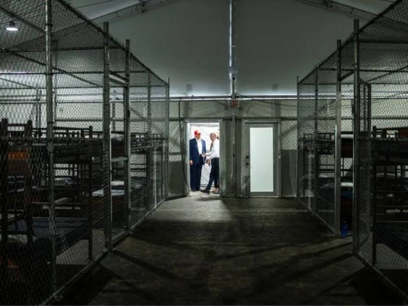 Fotografía tomada de una publicación en la red social X de @WhiteHouse donde se observa el presidente de Estados Unidos, Donal Trump visitando el centro de detención para migrantes 'Alligator Alcatraz' el 1 de julio de 2025, en Miami.