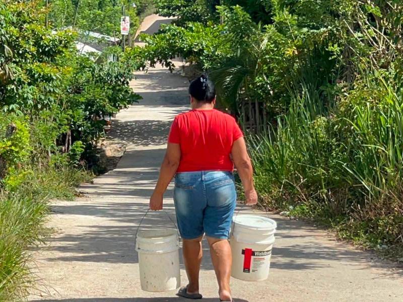 Los abonados del Sanaa en La Ceiba y otros municipios han tenindo que recoger agua de pipas de Copeco o de pozos.