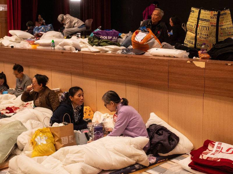 Los residentes evacuados tras un incendio en Hong Kong ahora deben lidiar con encontrar vivienda que escasea ahí.