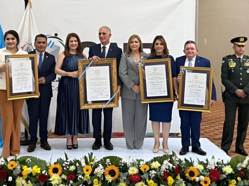 Con sus respectivas credenciales (de izquierda a derecha), los designados Diana Waleska Herrera, María Antonieta Mejía y Carlos Alberto Flores. Al centro, el presidente Nasry Asfura.