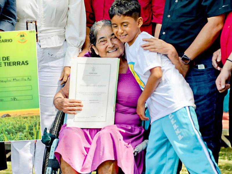 La señora Emma Lopez recibió el primer título de manos de la presidenta Xiomara Castro. Sentada en su silla de ruedas se mostró feliz y agradecida por ser dueña de su vivienda.