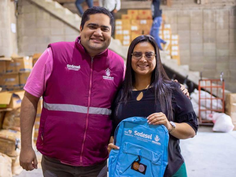 José Carlos Cardona e Isis Cuéllar durante una actividad para la entrega de kits escolares en 2023.