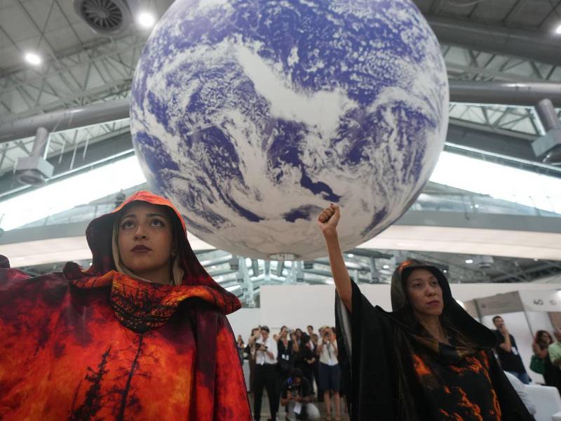 Activistas climáticos participantes en una manifestación durante las conversaciones sobre el clima de la ONU en Brasil.