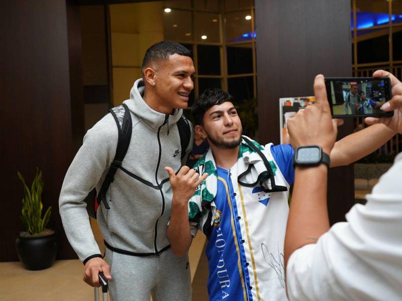 Kervin Arriaga compartiendo con los aficionados hondureños que estaban esperando en el hotel de concentración.